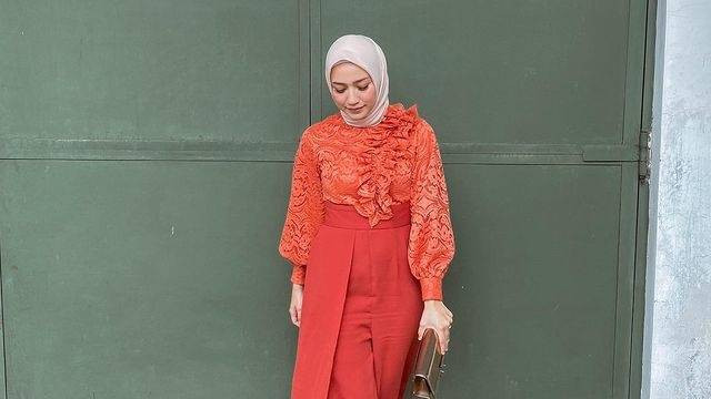 Ilustrasi ide baju kondangan dengan celana. Foto; Instagram.com/megaiskanti