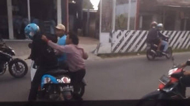 Tangkapan layar rekaman video yang memperlihatkan aksi penganiayaan yang tengah viral di media sosial di Kabupaten Tuban. (foto: dok istimewa)