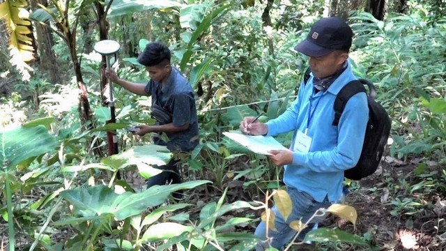 Petugas Badan Pertanahan Nasional (BPN) melakukan pengukuran lahan tahap dua di Desa Wadas pada Selasa (12/7/2022). Foto: Dok. Istimewa