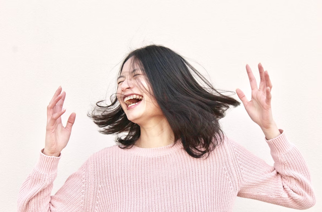 Ilustrasi tertawa karena digelitik. Foto: unsplash.com/nguyendhn