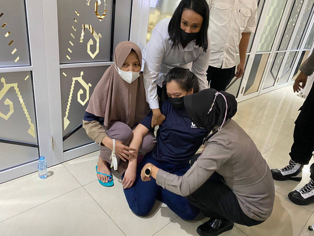 Salah satu tersangka kasus emas ilegal seberat 68,9 kilogram pingsan saat Polda Kalbar menggelar konferensi pers, Rabu, 13 Juli 2022. Foto: Teri/Hi!Pontianak