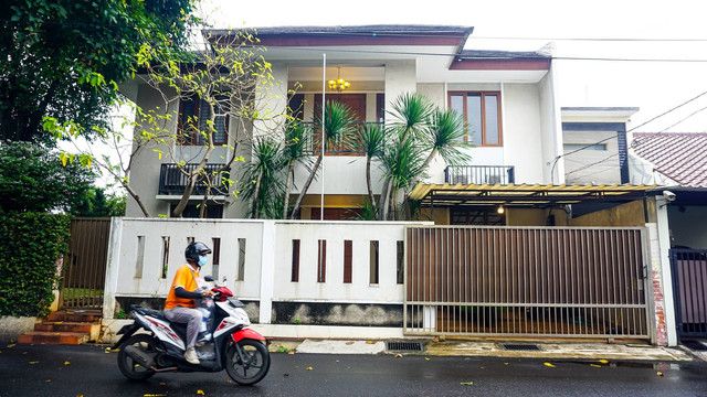 Pengendara sepeda motor melintas di depan rumah dinas Kadiv Propam Polri Irjen Pol Ferdy Sambo di Kompleks Polri Duren Tiga, Jakarta Selatan, Rabu (13/7/2022). Foto: Iqbal Firdaus/kumparan