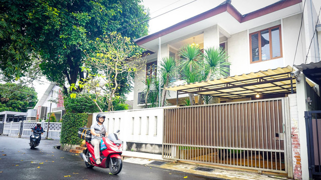 Pengendara sepeda motor melintas di depan rumah dinas Kadiv Propam Polri Irjen Pol Ferdy Sambo di Kompleks Polri Duren Tiga, Jakarta Selatan, Rabu (13/7/2022). Foto: Iqbal Firdaus/kumparan