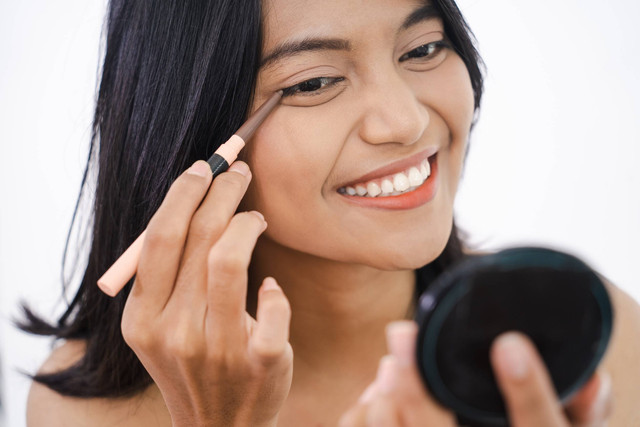 Ilustrasi pakai eyeliner. Foto: Odua Images/Shutterstock