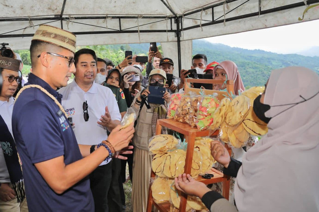 Menparekraf Sandiaga Uno bertemu Hamirah Kude (52), pembuat sekaligus penjual kerupuk ubi di pameran kuliner Desa Wisata Lonuo Bukit Arang, Kecamatan Tilongkabila, Kabupaten Bone Bolango, Gorontalo, Rabu (13/7/2022). Foto: Dok. Istimewa