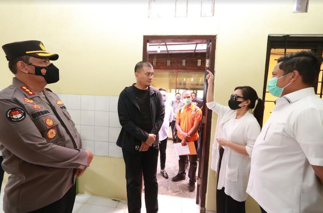 Ditreskrimum Polda Jatim melakukan olah TKP di sekolah SPI Batu terkait eksploitasi ekonomi anak terhadap Julianto Eka Putra, Rabu (13/7) dok. Polda Jatim