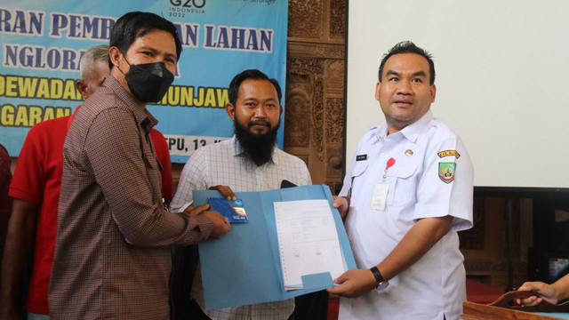 Bupati Blora H Arief Rohman secara simbolis turut menyerahkan buku rekening kepada perwakilan penerima ganti rugi dengan nominal terbanyak. Rabu (13/07/2022). (foto: dok istimewa)