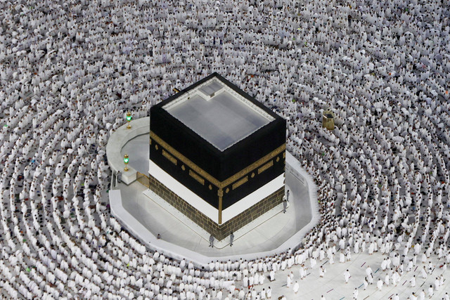 Jemaah haji mengelilingi Ka'bah dan berdoa di Masjidil Haram, di kota suci Makkah, Arab Saudi. Foto: Mohammed Salem/REUTERS