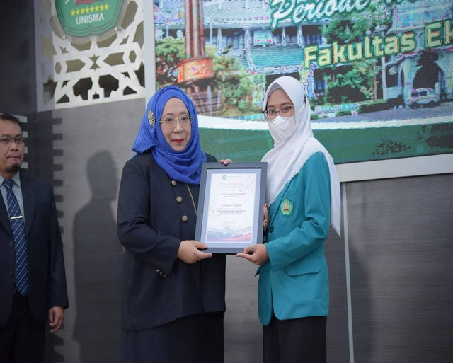 Lulusan terbaik mendapatkan apresiasi dan penghargaan dari Dekan FEB Unisma. Foto: dok FEB Unisma