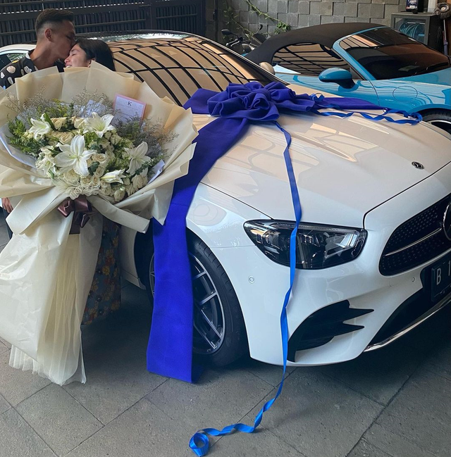 Ussy Sulistiawaty dapat Kado Mobil dari Andhika Pratama. Foto: Instagram/ussypratama