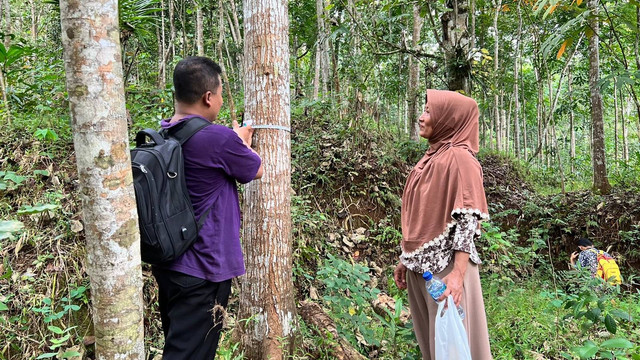 Warga Desa Wadas bersama petugas BPN saat pengukuran lahan. Foto: Dok. Istimewa