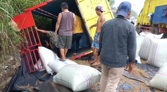 Truk muatan kopi terguling di Jalan Soekarno-Hatta, Way Gubak, Panjang, Bandar Lampung. | foto: Sinta Yuliana/Lampung Geh