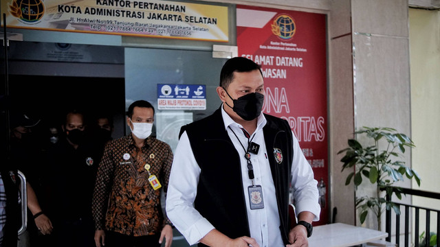 Penyidik dari Direskrimum Polda Metro Jaya Hengki Haryadi usai melakukan penggeledahan di Kantor BPN Jakarta Selatan, Kamis (14/7/2022). Foto: Jamal Ramadhan/kumparan