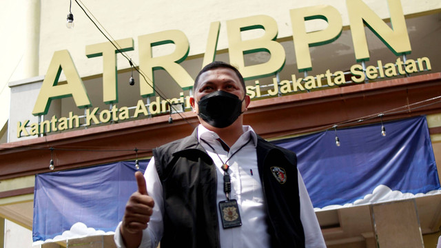 Penyidik dari Direskrimum Polda Metro Jaya Hengki Haryadi usai melakukan penggeledahan di Kantor BPN Jakarta Selatan, Kamis (14/7/2022). Foto: Jamal Ramadhan/kumparan