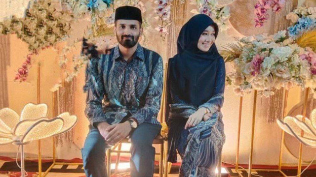 dr. Ahmed Tariq Seid Ahmad Ali dan dr. Dina Faradhilla Samsu usai melangsungkan lamaran di Desa Motaha, Kecamatan Konsel, pada Senin (11/07). Foto: Ist