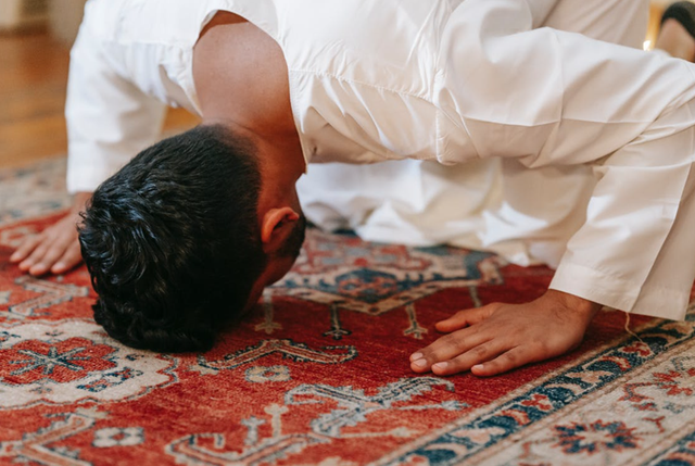 Ilustrasi memperbaiki sholat. Foto: pexels.com/michael-burrows/