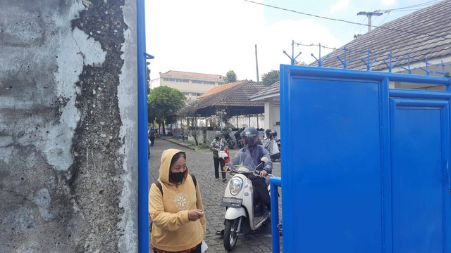Murid dan orang tua Sekolah Eka Wijaya di Bogor, diadang masuk ke sekolah, Kamis (14/7). Foto: Dok. Istimewa