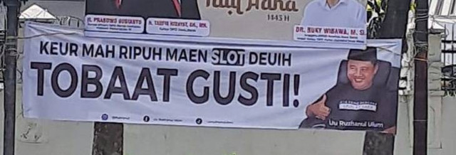 Spanduk berisi ajakan berhenti main judi slot yang menampilkan foto Wagub Jabar Uu Ruzhanul Ulum. 
 Foto: Dok. Istimewa