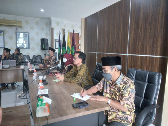 Wakil Rektor Bidang Akademik Universitas Brawijaya, Prof Dr drh Aulanni'am DES (berhijab) dan Rektor UIN Malang, Prof Dr M Zainuddin MA (dua dari kanan). Foto: Feni Yusnia