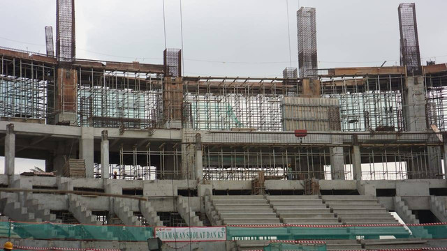 Proses pembangunan Indonesia Arena untuk venue Piala Dunia Basket FIBA 2023. Ini kondisi tertanggal 14 Juli 2022. Foto: Jodi Hermawan/kumparan