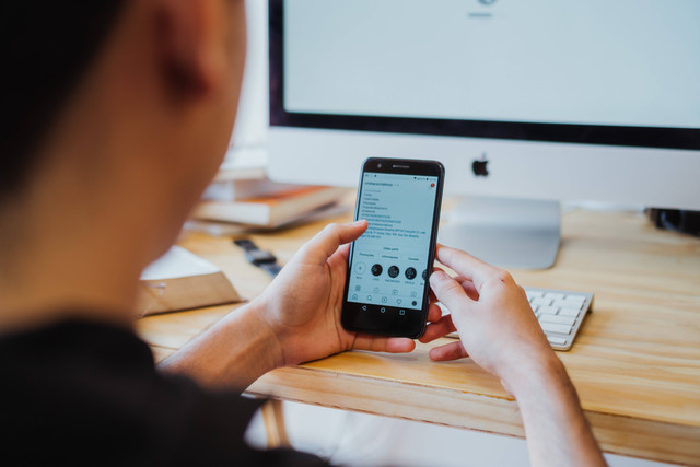 Ilustrasi cara mengarsipkan video TikTok, sumber foto: (Creative Cristian) by unsplash.com