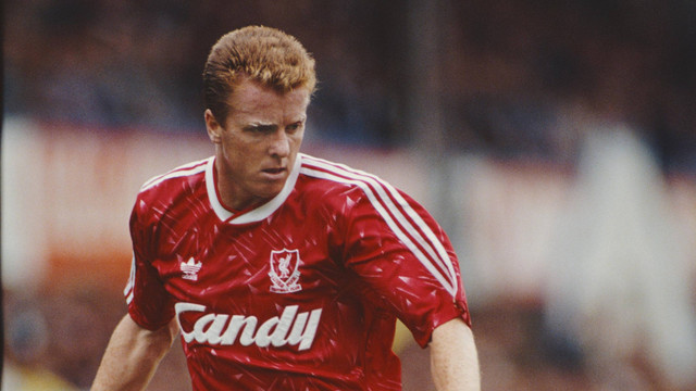 Pemain Liverpool Steve Nicol beraksi selama pertandingan Divisi Pertama di lapangan Baseball melawan Derby County di Derby, Inggris, pada 9 September 1989. Foto: Ben Radford/ Allsport/Getty Images