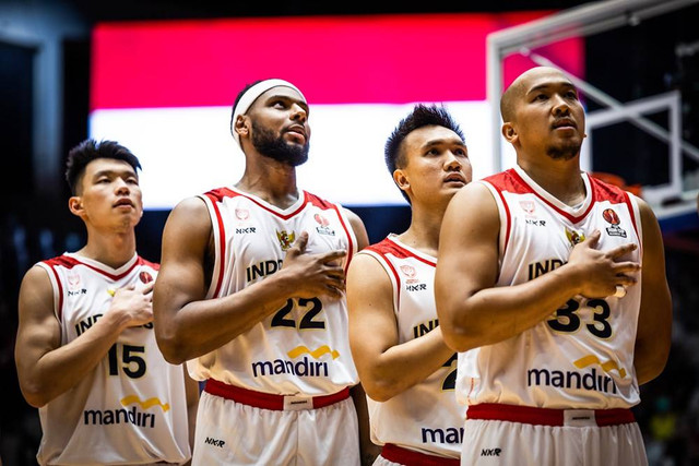 Timnas Basket Indonesia melawan Yordania dalam laga kedua Grup A FIBA Asia Cup 2022 di Istora GBK, Jakarta, Kamis (14/7). Foto: Dok. FIBA Asia Cup 2022