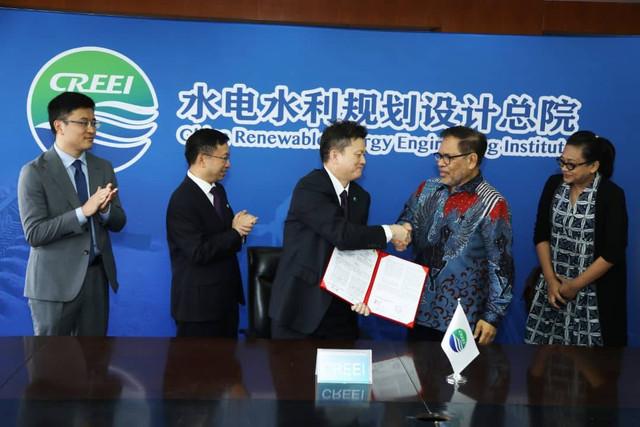 Penandatanganan kerja sama pengembangan energi terbarukan antara PLN dengan BUMN China. Foto: KBRI Beijing.