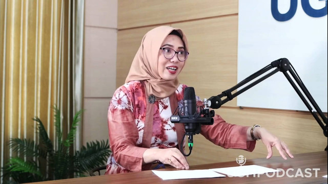 Ahli Filsafat UGM, Iva Ariani, dalam podcast ‘Antara Zodiac, Weton, dan Sains’ yang disiarkan kanal Youtube UGM, Kamis (14/7). Foto: Tangkapan layar Youtube