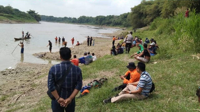 Tim SAR Gabungan dari BPBD Bojonegoro, saat lakukan pencaraian korban tenggelam di Bengawan Solo. Kamis (14/07/2022) (foto: dok istimewa)