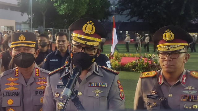 Dirlantas Polda Metro Jaya Kombes Pol Latif Usman (tengah) usai sertijab di Polda Metro Jaya, Kamis (14/7).  Foto: Jonathan Devin/kumparan