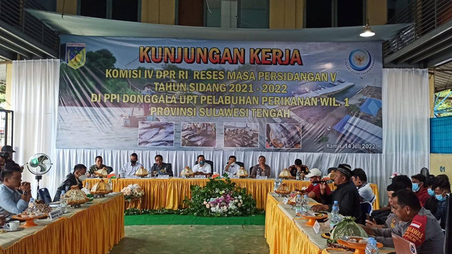 Kunjungan Kerja Komisi IV DPR RI di Pelabuhan Perikanan Wilayah I Labuan Bajo Kabupaten Donggala, Sulawesi Tengah (Sulteng), Kamis, 14 Juli 2022. Dalam kunjungan tersebut Komisi IV DPR RI Singgung soal Izin. Foto: Tim PaluPoso