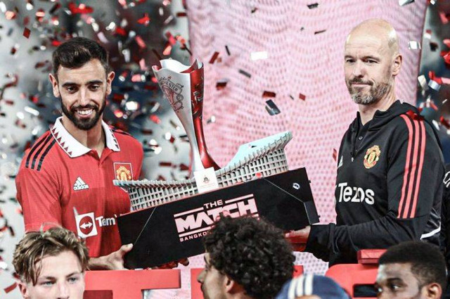 Bruno Fernandes dan Erik Ten Hag mengangkat trofi Bangkok Century Cup. Foto: strettynews