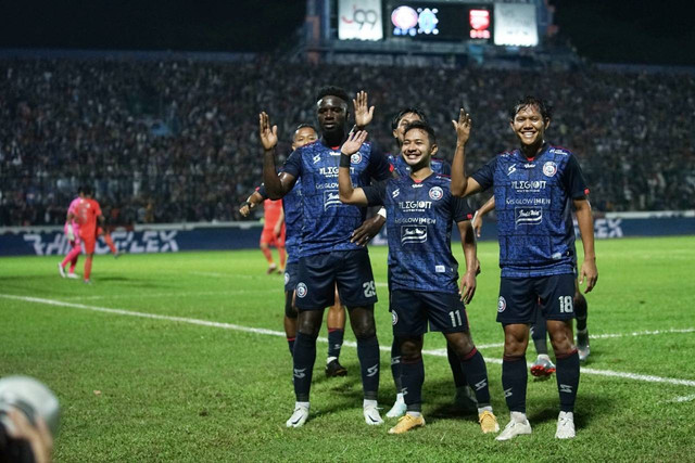 Kiri-ke-kanan: Abel Camara, Gian Zola, dan Adam Alis saat laga Arema vs Borneo FC dalam Leg 1 Final Piala Presiden 2022 di Stadion Kanjuruhan, Malang, Kamis (14/7) malam WIB. Foto: Situs web resmi Piala Presiden