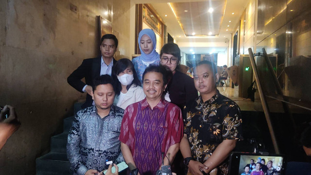 Eks Menpora Roy Suryo usai diperiksa sebagai terlapor di Polda Metro Jaya, Kamis (14/7).
 Foto: Jonathan Devin/kumparan