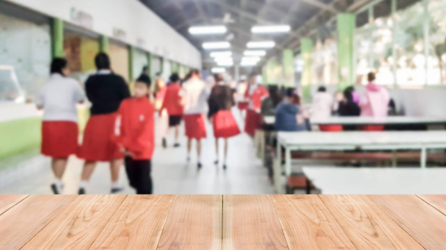 Ilustrasi anak makan di kantin sekolah. Foto: GUNDAM_Ai/Shutterstock