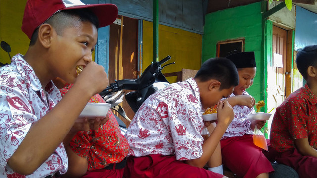 Ilustrasi anak makan di kantin sekolah. Foto: ilen nalishawa/Shutterstock