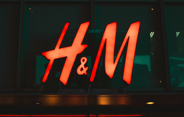 mall jakarta yang ada h&m. sumber foto : unsplash/sei ha.
