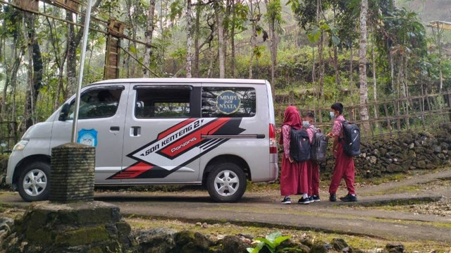 Siswa-siswi SD N 2 Kenteng, Gunungkidul yang diantar jemput oleh guru. Foto: Erfanto/Tugu Jogja