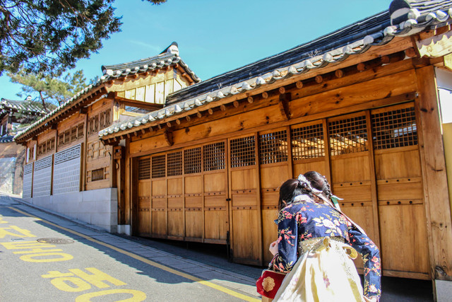 6 Tempat Wisata Gratis di Korea Selatan untuk Liburan Hemat/Foto merupakan gambar dari Bukchon Hanok Village. Sumber: Unsplash/Crystal Jo