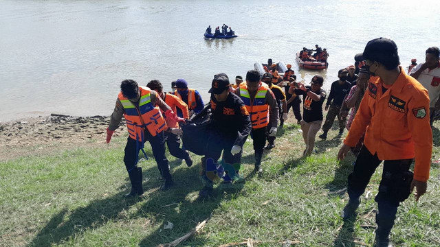 Tim SAR Gabungan dari BPBD Bojonegoro, saat mengevakuasi korban tenggelam di Bengawan Solo, Bojonegoro. Jumat (15/07/2022) (foto: dok istimewa)