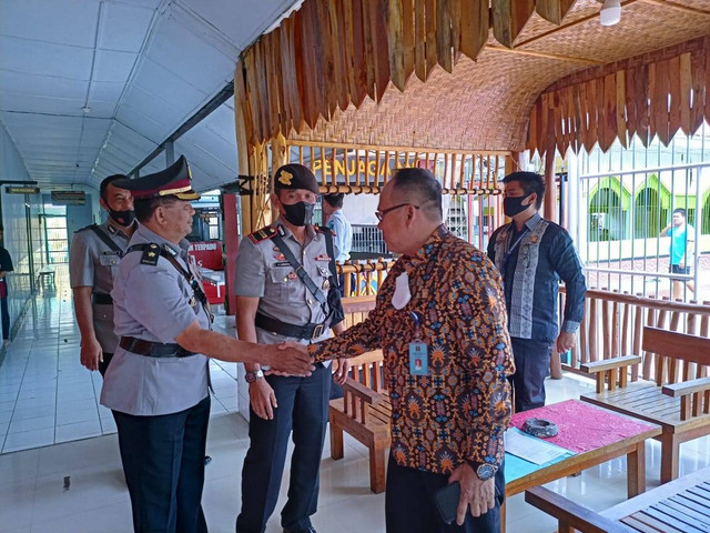 Jabat Tangan Karutan MAjene dan Wakapolres Majene. Sumber : Humas Rutan Majene