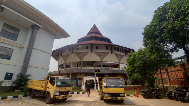 Lokasi pernikahan anak anggota DPRD DKI Jakarta Purwanto di Setu Babakan, Jagakarsa, Jakarta Selatan, Jumat (15/7). Foto: Jonathan Devin/kumparan