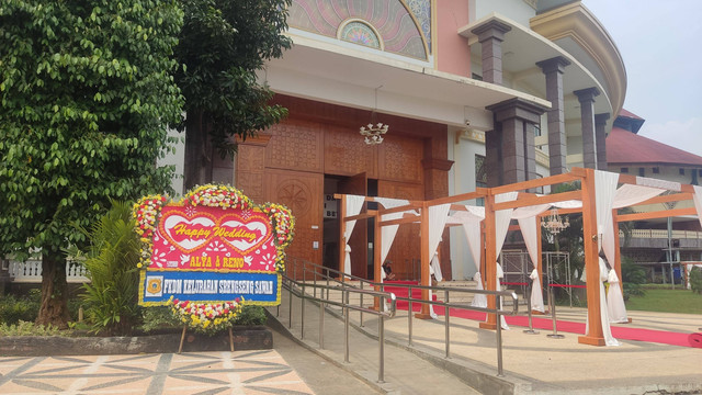 Lokasi pernikahan anak anggota DPRD DKI Jakarta Purwanto di Setu Babakan, Jagakarsa, Jakarta Selatan, Jumat (15/7). Foto: Jonathan Devin/kumparan
