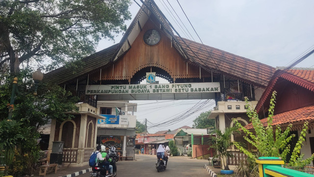 Lokasi pernikahan anak anggota DPRD DKI Jakarta Purwanto di Setu Babakan, Jagakarsa, Jakarta Selatan, Jumat (15/7). Foto: Jonathan Devin/kumparan