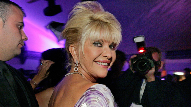 Ivana Trump tersenyum pada pesta ulang tahunnya di klub Pangea Soleil selama Festival Film Cannes ke-59 di Cannes 24 Mei 2006. Foto: REUTERS/Mario Anzuoni