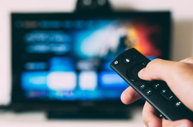 Ilustrasi menonton animasi Upin Ipin. Foto: unsplash.com/glenncarstenspeters