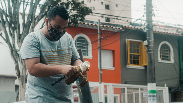 Ilustrasi mengupas singkong: Foto oleh Marcio Skull, Pexels