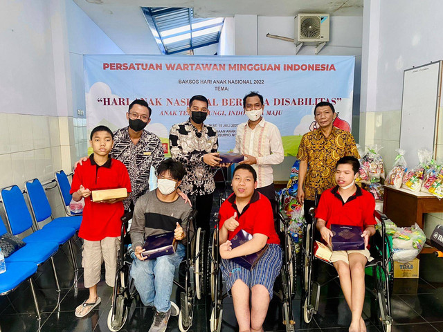 Momen bakti sosial dari Grand Mercure Malang Mirama dan PWMI bersama penyandang disabilitas. Foto: dok Grand Mercure Malang Mirama