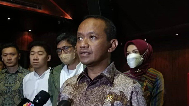 Menteri Investasi/Kepala Badan Koordinasi Penanaman Modal Bahlil Lahadalia mengunjungi salah satu cabang Holywings di Holywings Gunawarman Jakarta Selatan, Jumat (15/7/2022).  Foto: Akbar Maulana/kumparan